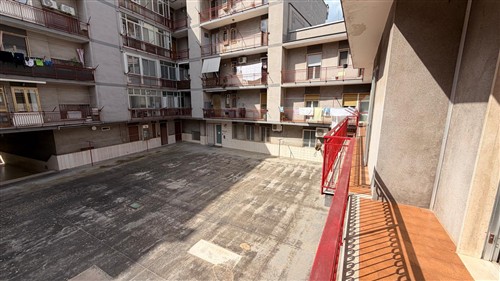 Zona Semi-Centrale, Appartamento di 4 Vani Oltre Accessori, Vano Deposito e Box Auto.